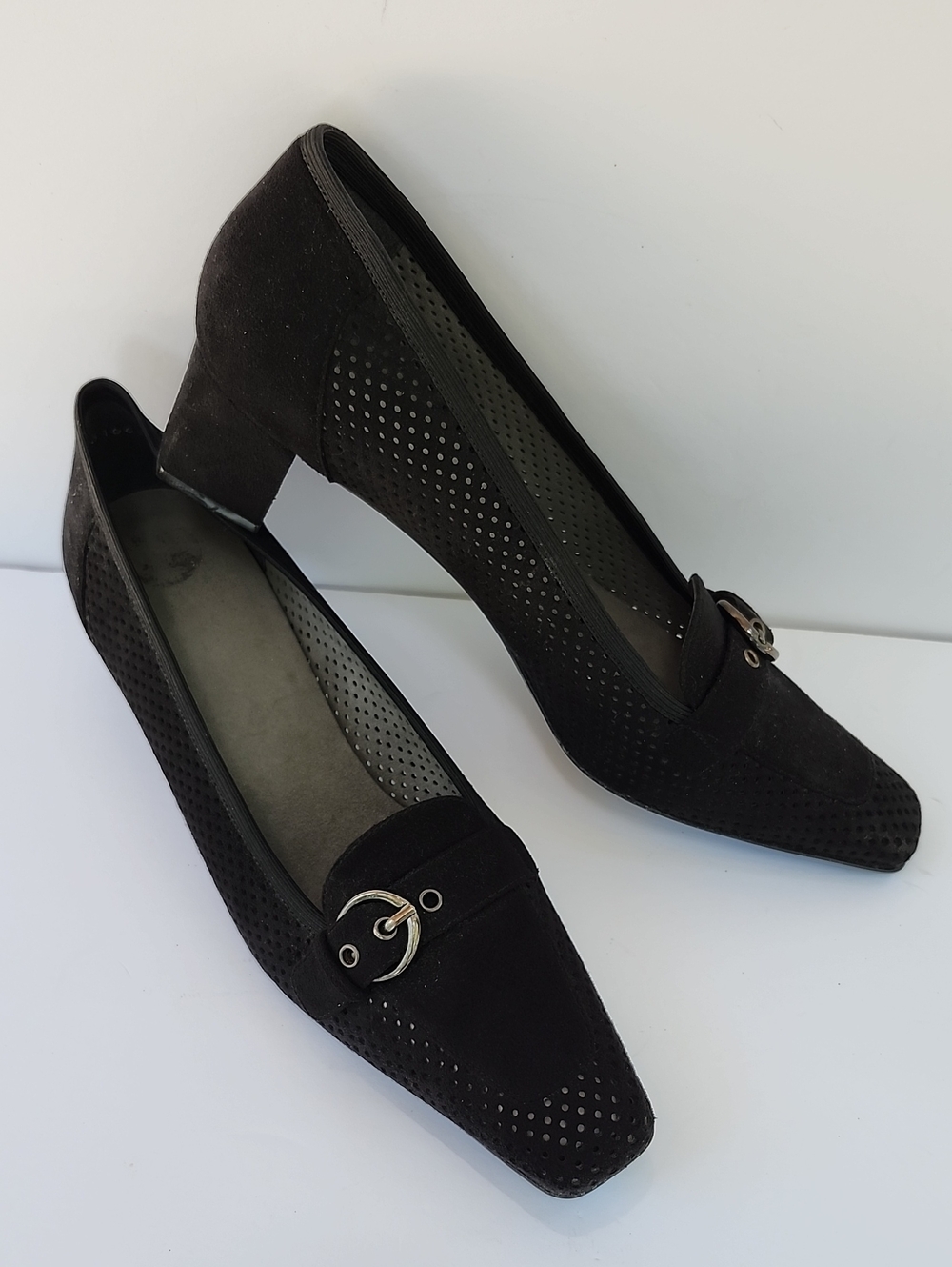 STUART WEITZMAN FAIRFIELD SUEDE LOW HEELED PUMPS